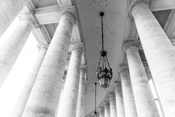 Rad med vita travertinkolumner. Den monumentala Dunika kolonnaden vid Petersplatsen i Vatikanstaten — Stockfoto