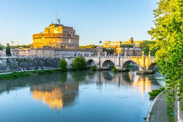 Castel Sant Angelo, o Mausoleo di Adriano, riflesso nel fiume Tevere a Roma, Italia — Foto Stock