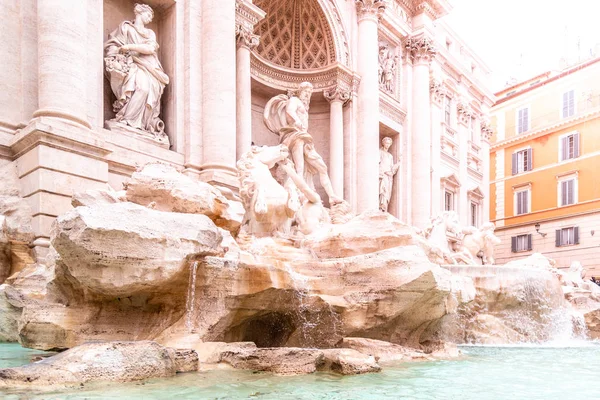 Trevin suihkulähde, italialainen: Fontana di Trevi. Sivunäkymä. Rooma, Italia — kuvapankkivalokuva