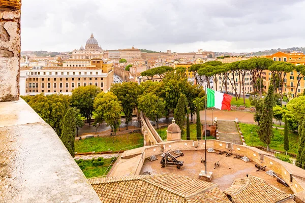 Passetto di Borgo-upphöjd passage till Vatikanstaten. Utsikt från Castel Santangelo befästa murar. Rom, Italien — Stockfoto