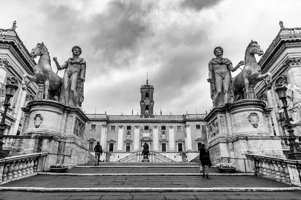 Michelangelo Capitoline stappen naar Piazza Campidoglio op Capitolijnse heuvel, Rome, Italië — Stockfoto