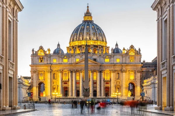 Cité du Vatican la nuit. Dôme lumineux de la basilique Saint-Pierre et de la place Saint-Pierre au bout de la Via della Conciliazione. Rome, Italie — Photo