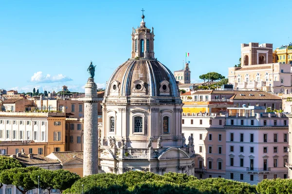 Colonne de Trajans et Eglise du Très Saint Nom de Marie, Rome, Italie — Photo