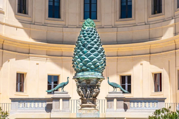 Bronze Pine Cone, italiano: Fontana della Pigna, no Pátio da Pigna dos Museus do Vaticano, Cidade do Vaticano — Fotografia de Stock