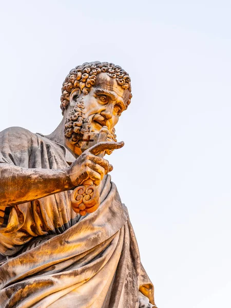 Statue des Heiligen Petrus mit Schlüssel aus dem Himmelreich. vatikanische Stadt — Stockfoto