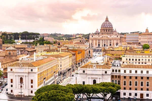 梵蒂冈城与圣彼得大教堂。从卡斯特尔桑坦杰洛，罗马，意大利全景天际线视图 — 图库照片