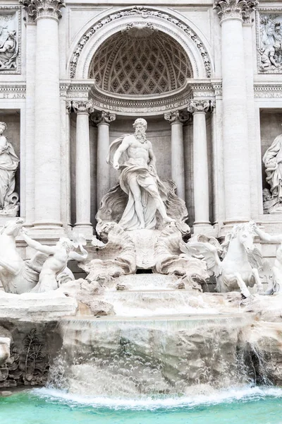 Trevifontänen, italienska: Fontana di Trevi. Detaljerad vy o central del med staty av Oceanus. Rom, Italien — Stockfoto