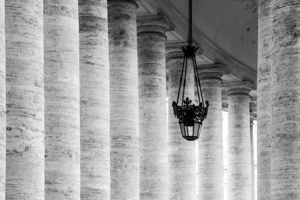 Rangée de colonnes blanches en travertin. Colonnade dorique monumentale de la place Saint-Pierre, Cité du Vatican — Photo