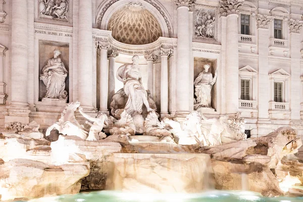 特雷维喷泉， 意大利语： 丰塔纳迪特雷维， 照亮罗马， 意大利的夜晚. — 图库照片