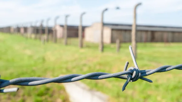 Recinzione di filo spinato e caserma a Oswiecim - Campo di concentramento di Brzezinka, tedesco: Auschwitz - Birkenau, Polonia — Foto Stock
