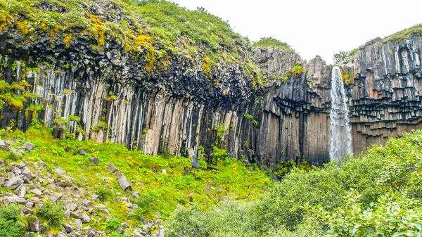 Водопад Свартифосс с базальтовыми колоннами, Национальный парк Скафтафель, Исландия — стоковое фото