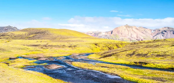 Verde paisaje montañoso de Islandia Highlands con el río glaciar alrededor de Laugavegur sendero de senderismo en día soleado, Islandia — Foto de Stock