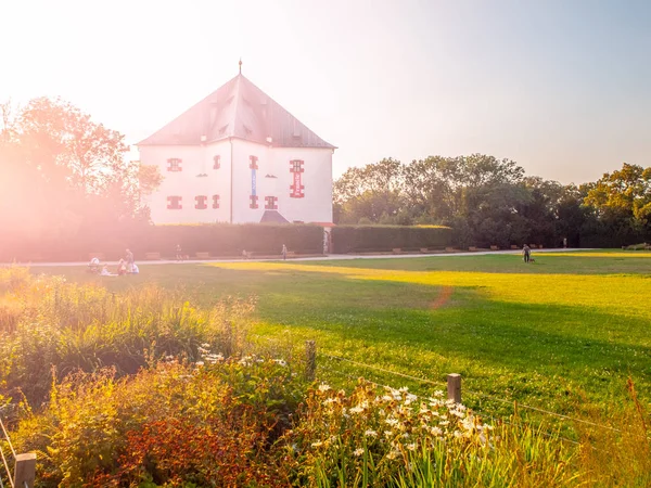 Zomer paleis Hvezda, aka Letohradek Hvezda, in Hvezda wildreservaat, Prague, Tsjechië — Stockfoto