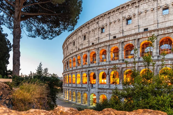 Colosseum of het Colosseum. Verlicht groot Romeins amfitheater vroeg in de ochtend, Rome, Italië — Stockfoto