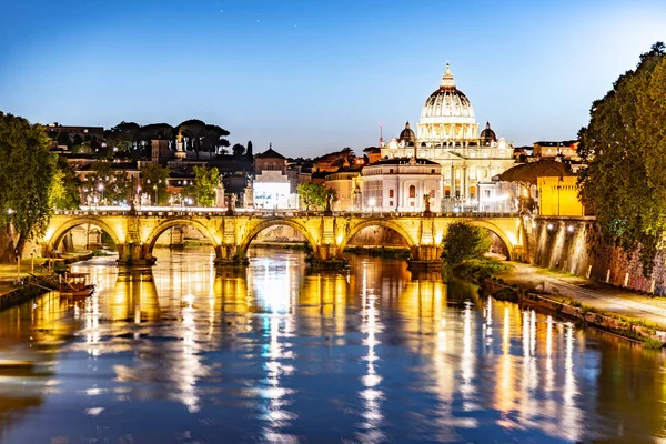 Basílica de San Pedro en el Vaticano y Ponte SantAngelo Puente sobre el río Tíber al atardecer. Paisaje romántico nocturno de Roma, Italia —  Fotos de Stock