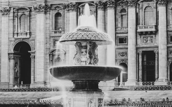 Fonte de Bernini iluminada na Basílica de St. Peters ao anoitecer. Praça de São Pedro, Vaticano — Fotografia de Stock