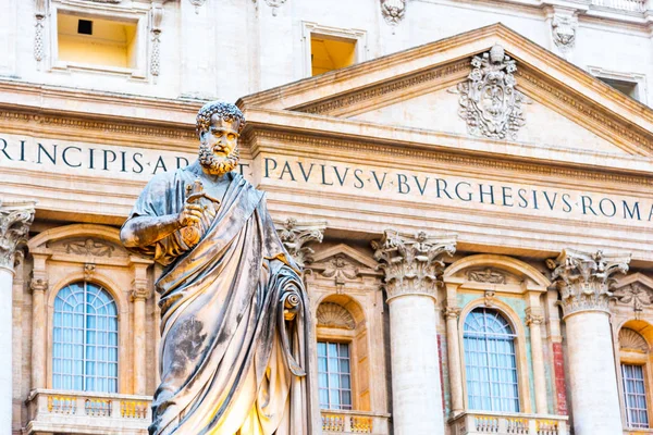 Статуя Святого Петра с ключом от Царства Небесного. Ватикан — стоковое фото