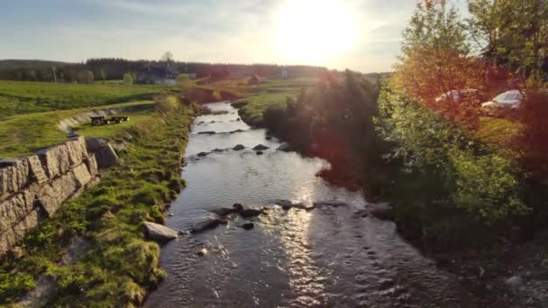 Puesta de sol por la noche en el pueblo de montaña de Jizerka con el río Jizerka, montañas de Jizera, República Checa — Vídeos de Stock