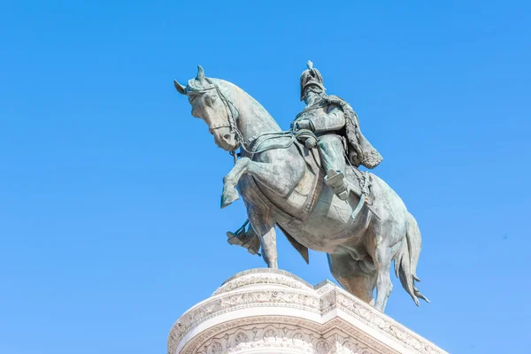 Jezdecká socha Vittoria Emanuele II-památník Vittoriana nebo Altare della Patria. Řím, Itálie — Stock fotografie