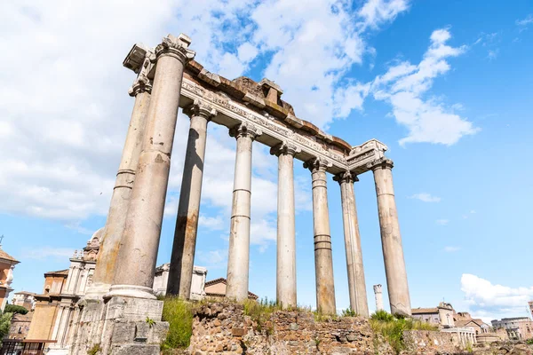 Tempio di Saturno - rovine con vecchie colonne storiche. Foro Romano sito archeologico, Roma, Italia — Foto Stock