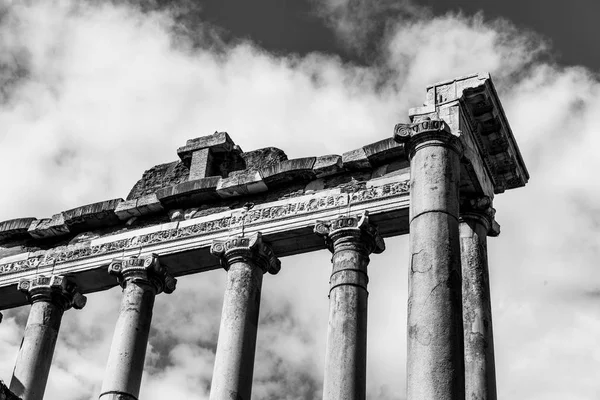 Templo de Saturno - ruínas com colunas históricas velhas. Fórum Romano sítio arqueológico, Roma, Itália — Fotografia de Stock