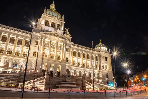 Historisch Neo-Renaissance gebouw van het Nationaal Museum in Praag bij nacht, Tsjechië — Stockfoto