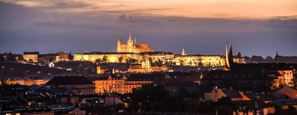 Cidade de Praga à noite com o Castelo de Praga iluminado — Fotografia de Stock