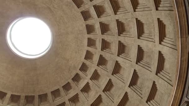 Rome, Olaszország-May 05, 2016: Pantheon Interior. Régi római templom és kilátás-ból monumentális kupola-val könnyű lyuk-ban mennyezet. Roma, Olaszország — Stock videók