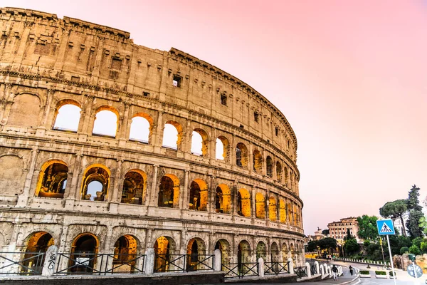 Kolezyum veya Kolezyum. Işıklı büyük Roma amfitiyatrosu sabahın erken saatlerinde, Roma, İtalya — Stok fotoğraf