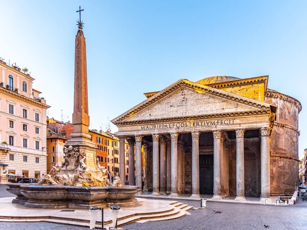 Pantheon a Fontana del Pantheon s monumentálním obeliskem na Piazza della Rotonda, Řím, Itálie — Stock fotografie