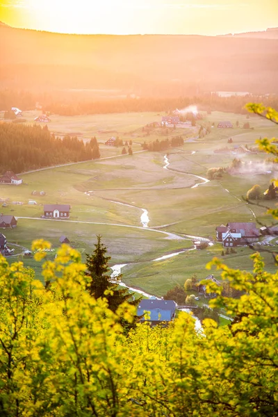 Village de Jizerka à l'heure du coucher du soleil. Vue de la montagne Bukovec, Jizera Mountains, République tchèque — Photo