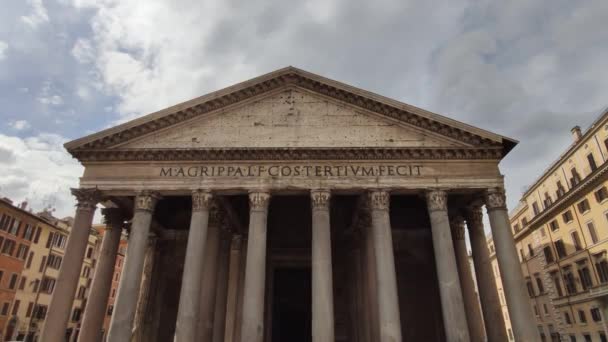 Rome, Olaszország-May 05, 2016: Pantheon külső. Sok turista és lovaskocsi a templom előtt. Roma, Olaszország — Stock videók