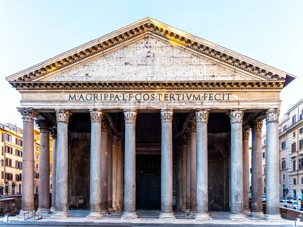 Panteon v Římě, Itálie. Přední pohled na portikus s klasickými sloupy — Stock fotografie