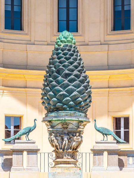 Bronze Pine Cone, italiano: Fontana della Pigna, no Pátio da Pigna dos Museus do Vaticano, Cidade do Vaticano — Fotografia de Stock