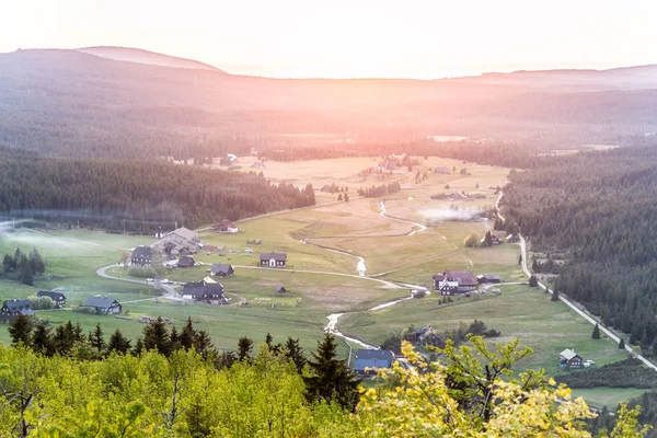 Jizerka Dorf bei Sonnenuntergang. Blick vom Bukovec-Gebirge, Isergebirge, Tschechische Republik — Stockfoto