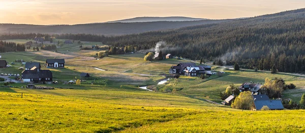 Wieś Jizerka o zachodzie słońca. Widok z góry Bukovec, Góry Izerskie, Czechy — Zdjęcie stockowe