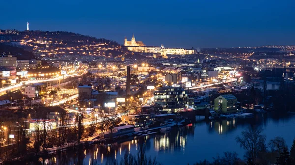 Prag stadsbilden på natten med upplysta Pragborgen och floden Vltava — Stockfoto