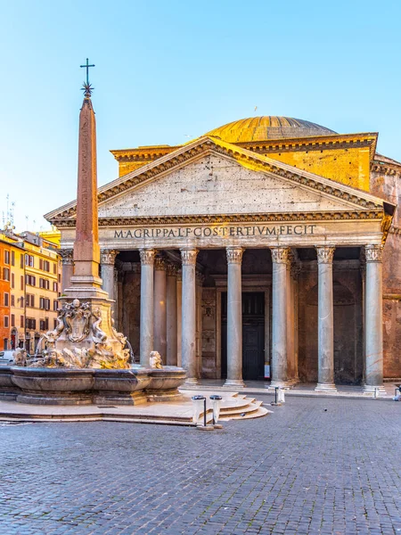 Pantheon a Fontana del Pantheon s monumentálním obeliskem na Piazza della Rotonda, Řím, Itálie — Stock fotografie