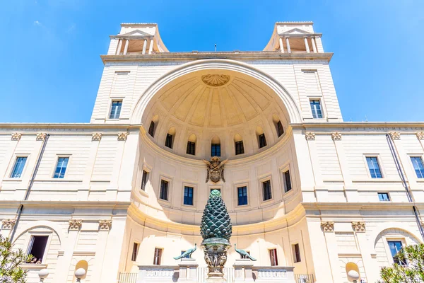 Bronzový borovicový kužel: Fontana della Pigna na dvoře Vatikánského muzea, Vatikánský městský stát — Stock fotografie
