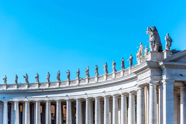 Doric Colonnade with statues of saints on the top. St. Peters Square, Vatican City — Stock Photo, Image