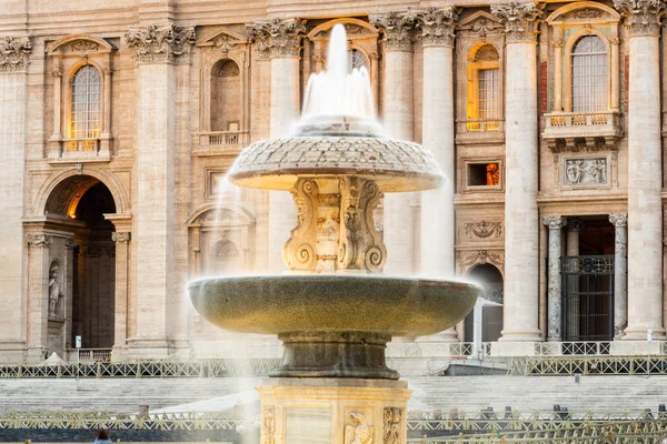 Fonte Bernini na Basílica de St. Peters. Praça de São Pedro, Vaticano — Fotografia de Stock