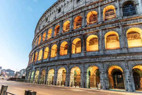 Coliseu, ou Coliseu. Iluminado enorme anfiteatro romano no início da manhã, Roma, Itália — Fotografia de Stock