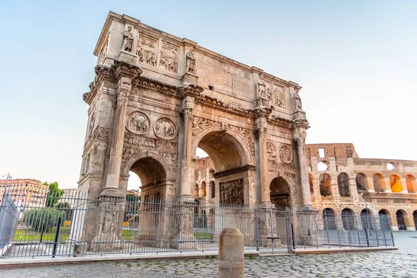 Arco de Constantino perto de Coliseu em Roma, Itália — Fotografia de Stock