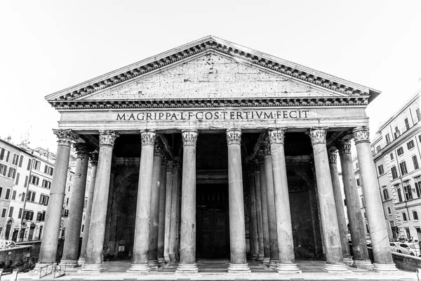 Panteon v Římě, Itálie. Přední pohled na portikus s klasickými sloupy — Stock fotografie