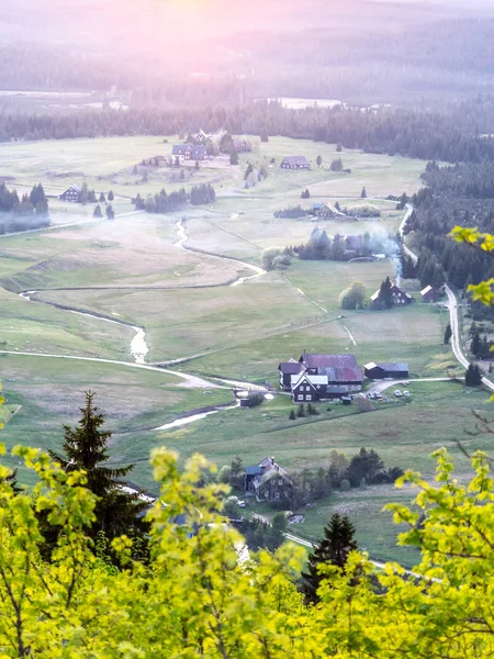 Jizerka Dorf bei Sonnenuntergang. Blick vom Bukovec-Gebirge, Isergebirge, Tschechische Republik — Stockfoto