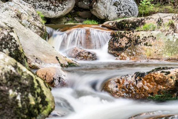 Mountain rocky river flow. Long exposure shot — Stock Photo, Image