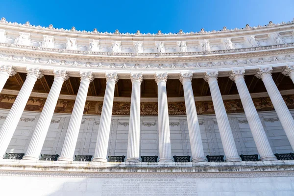 Architektoniczny szczegół kolumn Vittorio Emanuele II Monument, aka Vittoriano lub Altare della Patria. Z: Rzym — Zdjęcie stockowe