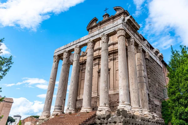 Tempio di Antonino e Faustina, Foro Romano, Roma, Italia . — Foto Stock