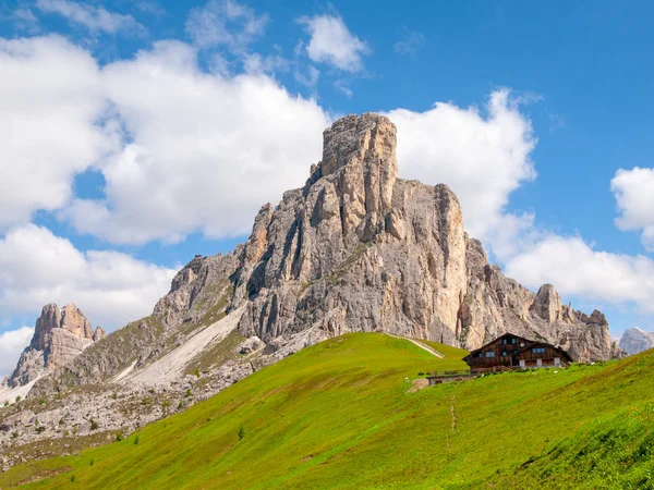 Passo Giau s Mount Gusela na pozadí, Dolomit nebo pohoří Dolomiti, Itálie — Stock fotografie