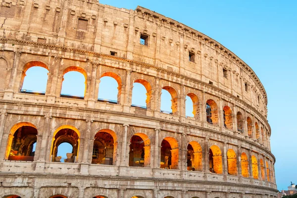 Coliseu, ou Coliseu. Iluminado enorme anfiteatro romano no início da manhã, Roma, Itália — Fotografia de Stock